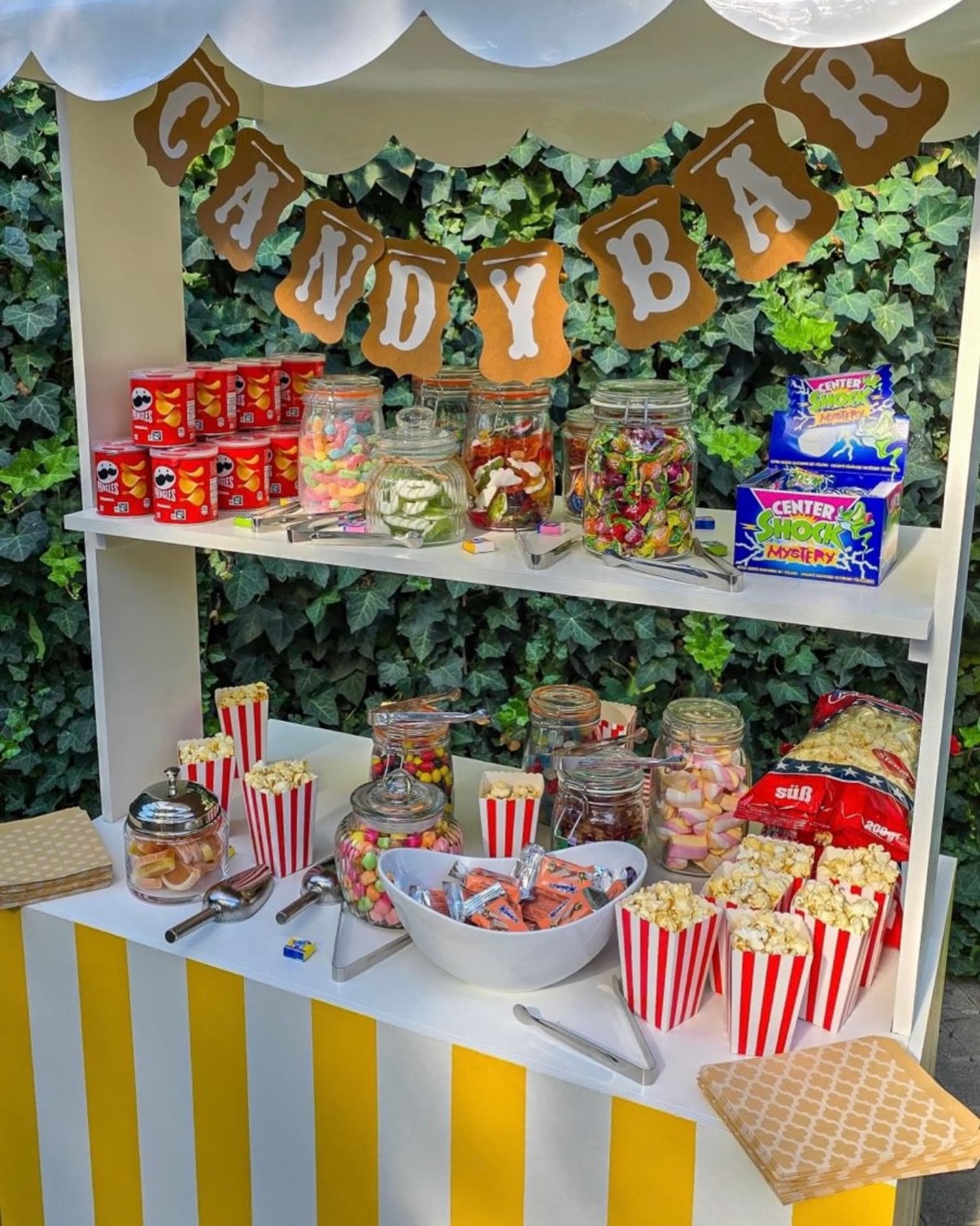 Liebevoll dekorierte Candy Bar mit Süßigkeiten und Popcorn