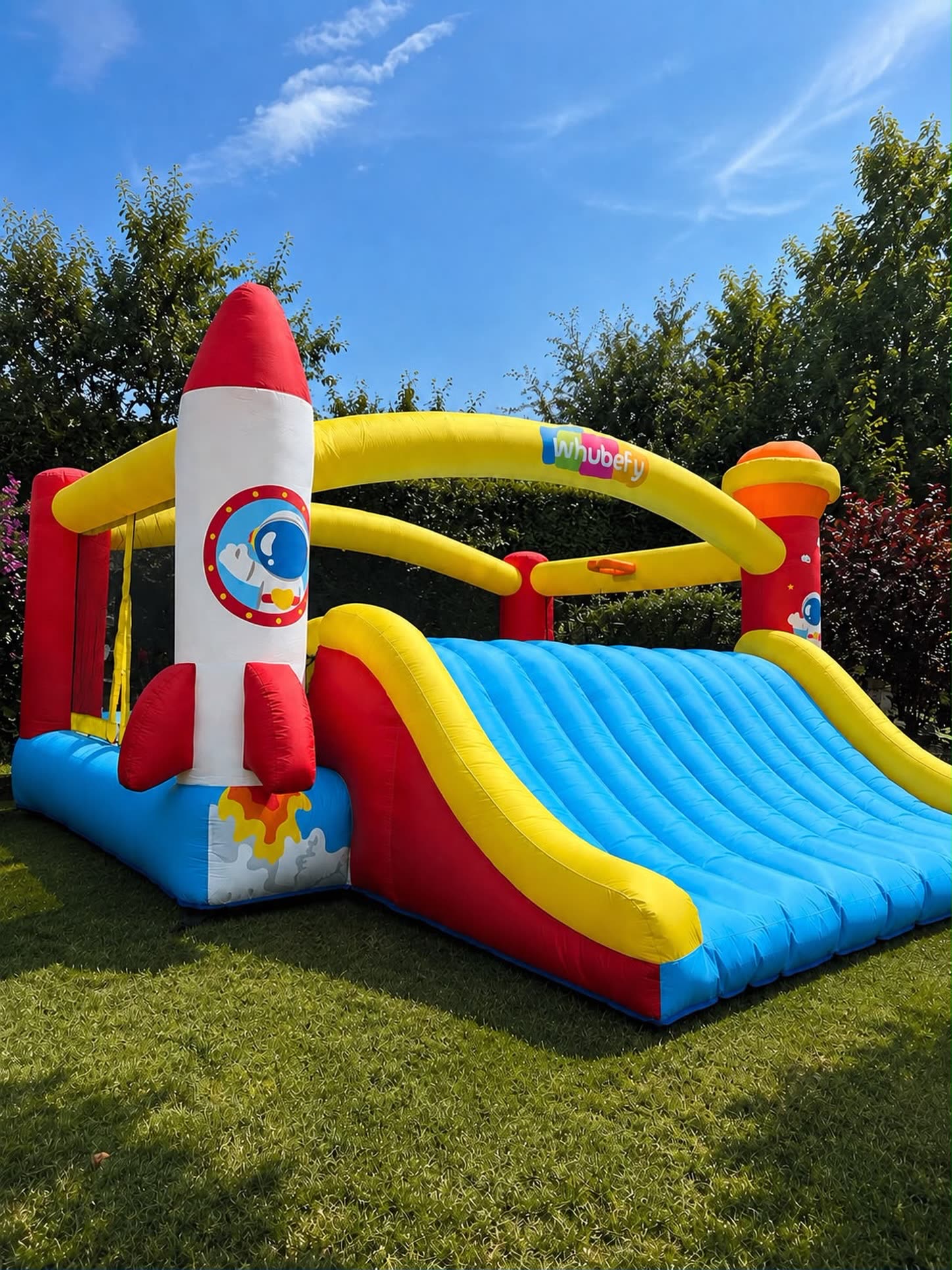 Raketen-Hüpfburg mit Rutsche im Garten