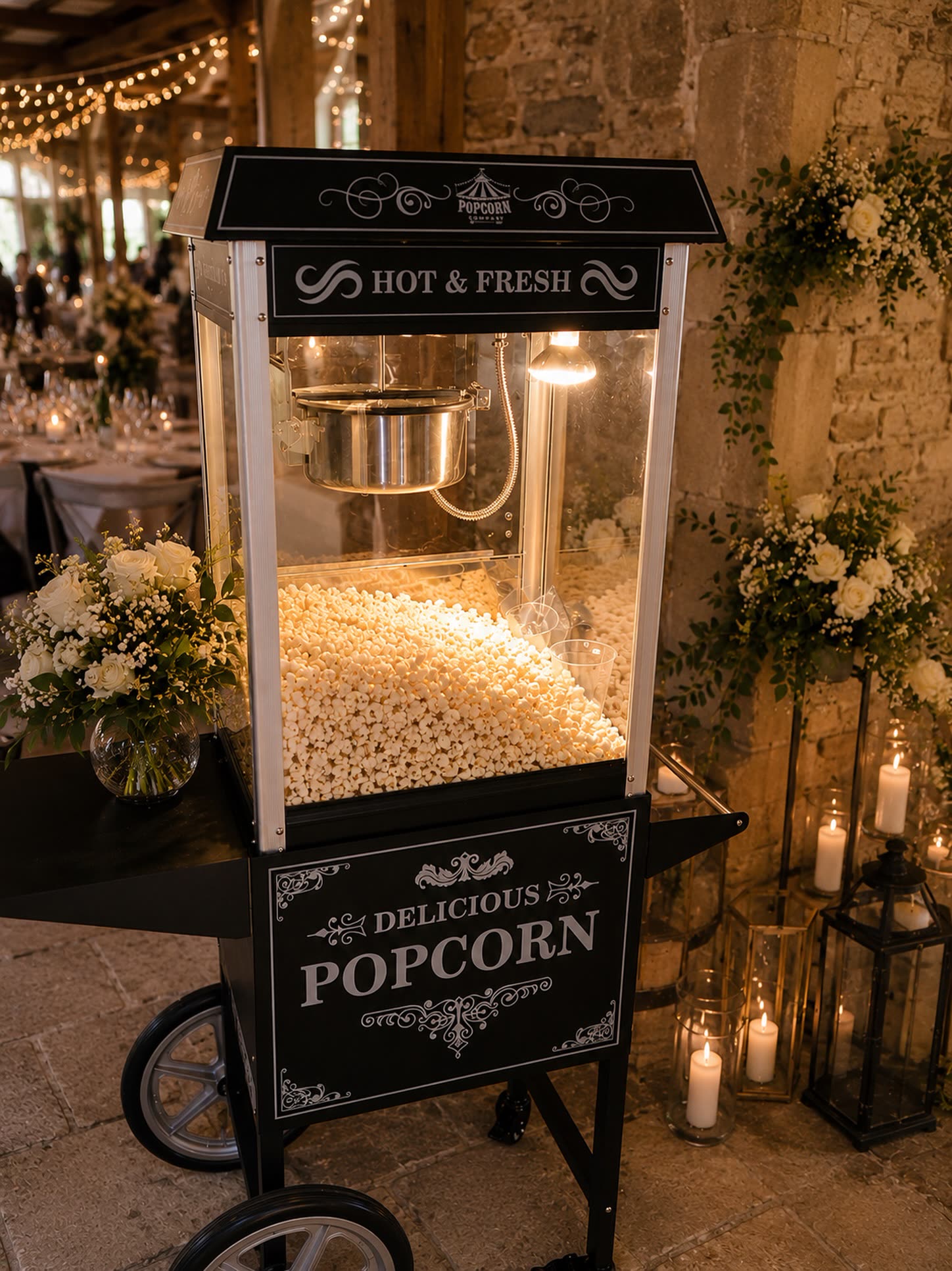 Popcornmaschine auf elegantem Wagen bei einem Event