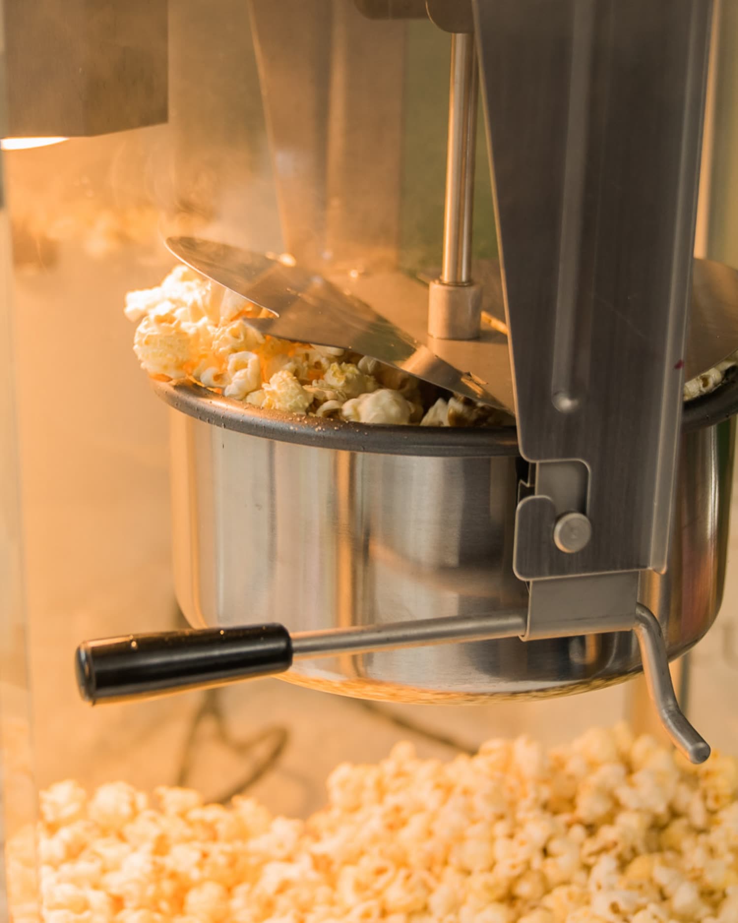 Frisches Popcorn wird in der Maschine zubereitet